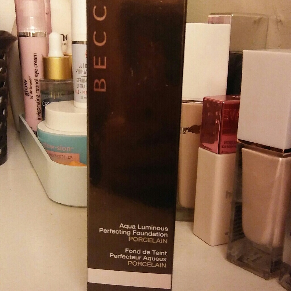 Becca Aqua Luminous Foundation